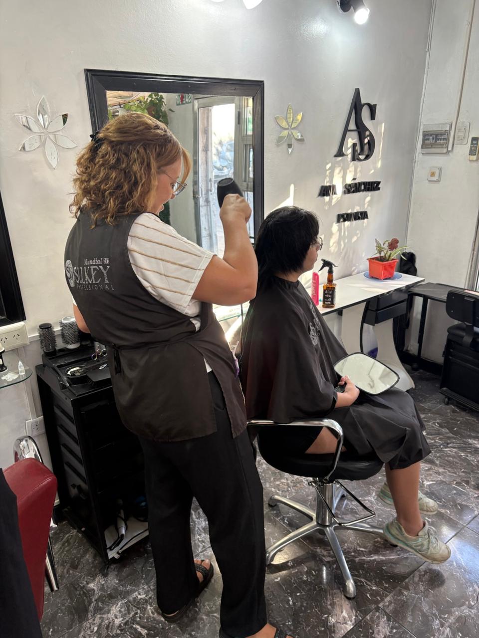 Ana Sánchez trabajando en su salón de Gerli, Avellaneda